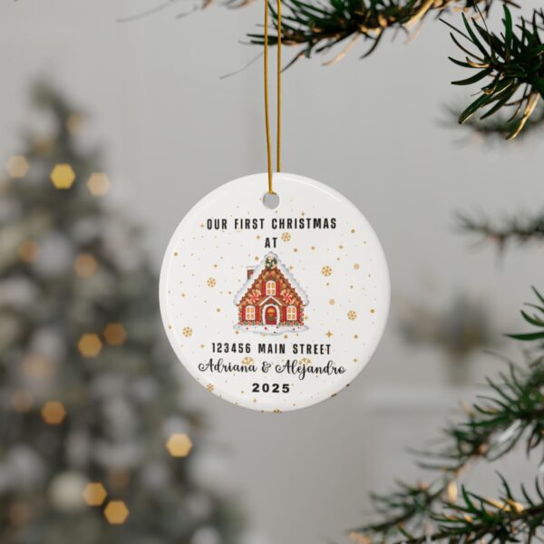 Adorno Navideño Bilingüe Personalizado | Primera Navidad en Casa / First Christmas en Nuevo Hogar | Recuerdo 2025 - Image 4