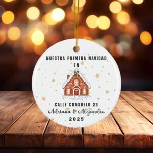 Adorno Navideño Bilingüe Personalizado | Primera Navidad en Casa / First Christmas en Nuevo Hogar | Recuerdo 2025