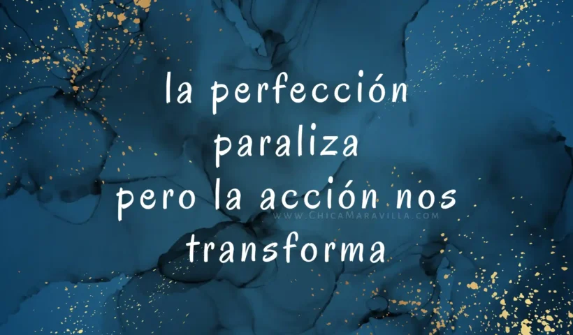 Frase motivacional en español sobre el perfeccionismo y la importancia de tomar acción sobre fondo artístico azul con detalles dorados.