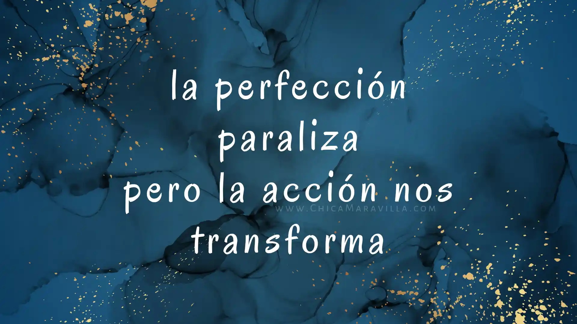 Frase motivacional en español sobre el perfeccionismo y la importancia de tomar acción sobre fondo artístico azul con detalles dorados.